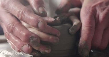 Dede, vazolar, yaratmada uzman bir vazo yapmak için yeğeni öğretir ve oluşturma eski geleneği üzerinde geçirir büyülü bir an sanat nesilden nesile çalışır..
