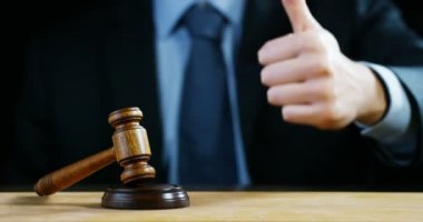 Avukat ve avukatın sigorta tazminatı konsepti, yargı ve yasama organlarının demokratik hukuka uygulanması için yargıç olarak çekiçli ya da noter sahnesinde müzayede ve başparmağınızı kaldırın.