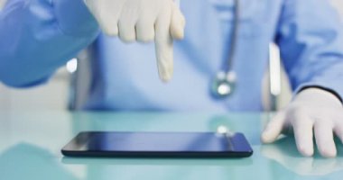 Bir doktor, cerrah, bir teknolojik inceliyor dijital holografik plaka temsil hastanın vücut, kalp akciğer, kaslar, kemikler. Konsept: Futuristik tıp, insan vücudu ve gelecek.
