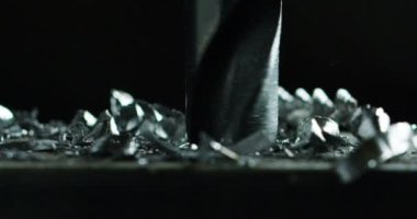 Makro çekim demir ya da çelik bir levha delip geçiyor bir tatbikat. Dairesel bir hareket ile metal matkap ucu malzeme delip geçiyor. Kavram: mühendislik, sanayi, teknoloji, Anahtar Kilit Hizmetleri ve inşaat