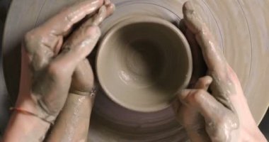 Bir uzman potter, bir vazo yapmak için küçük oğluna öğretir ve sanat eserleri nesilden nesile oluşturma eski geleneği üzerinde geçirir. Kavramlar: deneyim, sanat, gelenek, Aile.