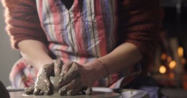 Bir uzman potter, o kil ve elleri ile güzel bir vazo laboratuvarında oluşturur. Artisan sanat eserleri elleriyle oluşturur. Kavramı: deneyim, sanat, gelenek, kil.