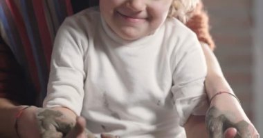 Vazo oluştururken bir anne uzman kızı bir vazo yapmak öğretir ve oluşturma eski geleneği üzerinde geçirir büyülü bir an sanat nesilden nesile çalışır..