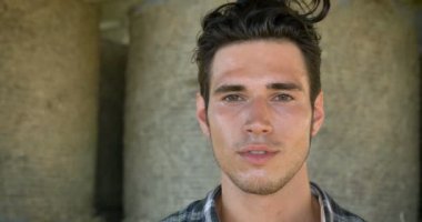 Güzel genç çiftçi öğrenci alan, traktör, seçer hologram simgeler, mutlu gömlek, Mısır alan çalışma. Konsept: ekoloji, taşıma, çiftçiler, doğal ürünler, biyolojik ürünler, sağlıklı gıda.