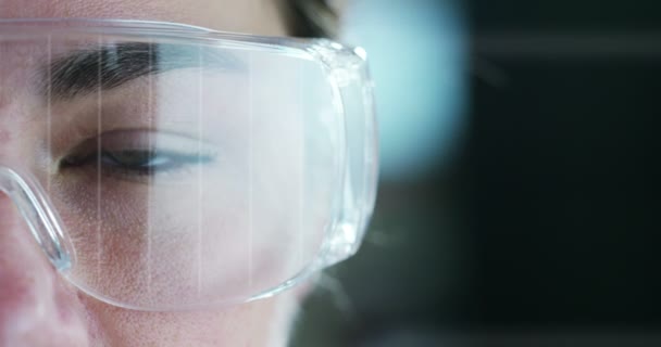 女性のメガネで未来的な外観を持つ時計します ホログラフィの拡張現実 — ストック動画