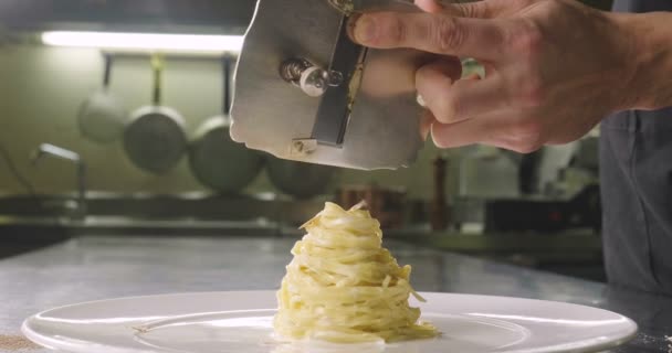 Яичная Паста Типичная Итальянская Мелким Белым Трюфелем Тертым Сверху Концепция — стоковое видео