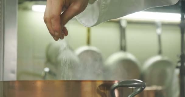 Kock Förbereder Ingredienserna Som Mjöl Och Ägg För Att Göra — Stockvideo