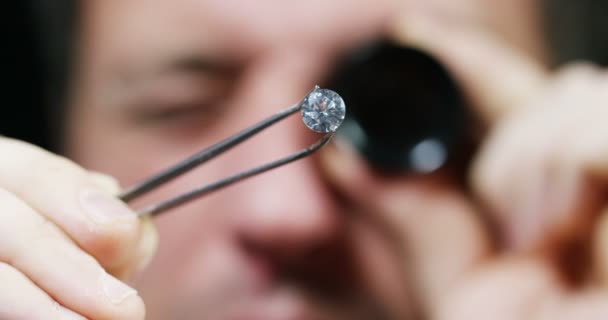 Video Van Dure Diamond Gem Steen Pincet Tool Appraiser Man — Stockvideo