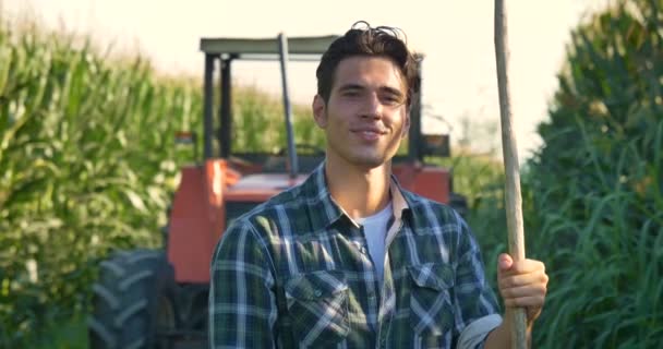 Портрет Красивого Молодого Фермера Студента Работающего Поле Трактором Удачно Улыбающегося — стоковое видео