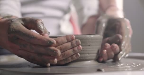 Een Deskundige Potter Hij Leert Van Zijn Zoontje Maken Een — Stockvideo