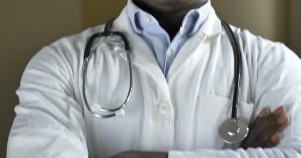 Vídeo Médico Afro Americano Homem Jaleco Branco Sorrindo Posando Câmera — Vídeo de Stock