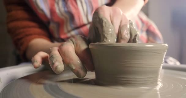専門家のポッター 彼を作成します粘土と彼の手を美しい花瓶彼の研究室で 職人は 彼の手で芸術作品を作成します — ストック動画