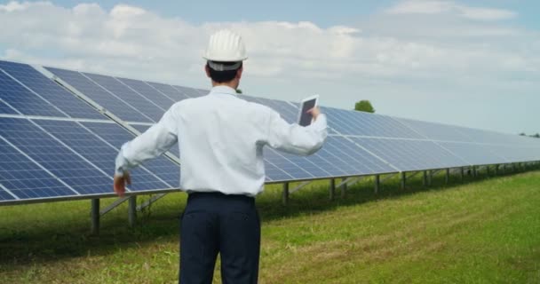 Zeitlupenvideo Glücklicher Erfolgreicher Geschäftsmann Mit Digitalem Tablet Solarkraftwerk — Stockvideo