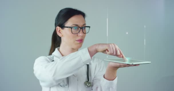 Video Der Frau Mit Digitalem Tablet Mit Hologramm Des Menschlichen — Stockvideo