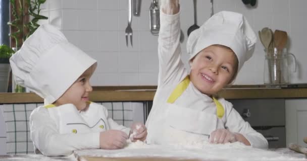 Zwei Kleine Mädchen Der Küche Bereiten Essen Ein Dessert Für — Stockvideo