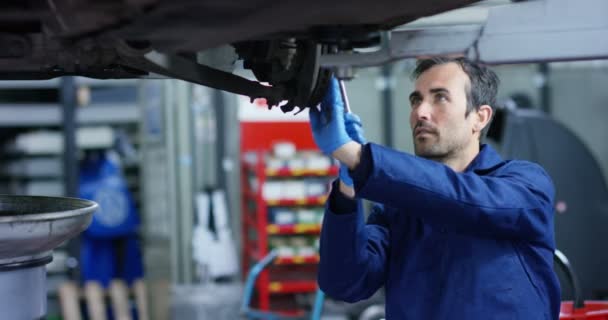 Spezialisierter Automechaniker Autoservice Repariert Das Auto Stellt Getriebe Und Räder — Stockvideo