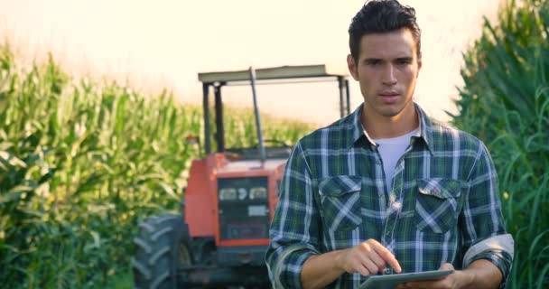 Retrato Belo Jovem Agricultor Estudante Trabalhando Campo Com Trator Sorridente — Vídeo de Stock