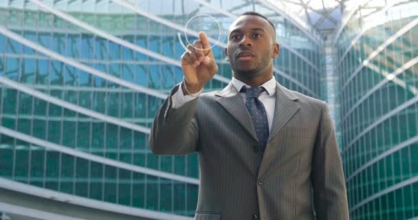 Homme Affaires Afro Américain Costume Toucher Avec Icône Hologramme Doigt — Video