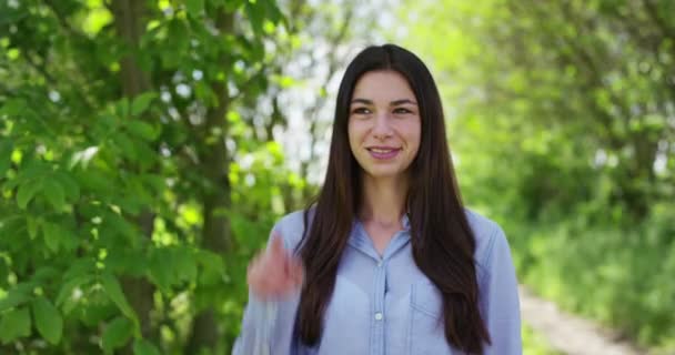 Vídeo Agricultor Mulher Com Cabelos Longos Jardim Com Árvores Apontando — Vídeo de Stock