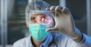 Bir doktor, cerrah, bir teknolojik inceliyor dijital holografik plaka temsil hastanın vücut, kalp akciğer, kaslar, kemikler. Konsept: Futuristik tıp, insan vücudu ve gelecek.