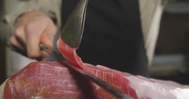 Makro bir dilim jambon, mükemmel kalitede, geleneğe göre bıçakla kesen bir şefin kapatın. Kavramı: jambon, gıda, İspanya ve İtalya, yemek tedarik.