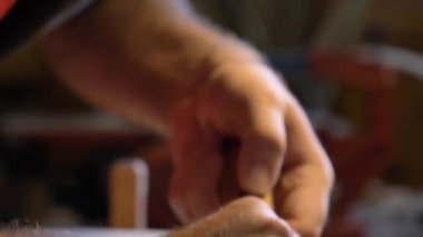 Profesyonel keman asıl kendi elleri ile bir keman yapar, bir saf ağaç Ladin Çam kullanır, desen yapar bir keski uçak. Kavram manevi enstrüman, eller, sanat, müzik, melodi ses çıkardı