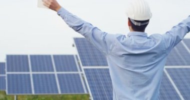 mutlu başarılı iş adamı güneş güç istasyonu dijital tablet ile ağır çekim video