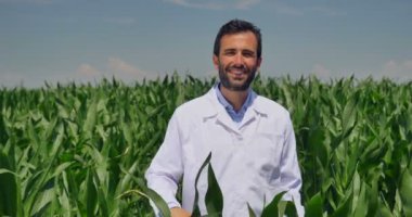 Bitki uzmanı alan soya, Beyaz önlük kontrol test analizi bir tablet, yeşil bir arka plan yapar. Kavram ekoloji, bio ürün, muayene, su, doğal ürünler, profesyonel