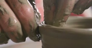 Bir uzman potter, o kil ve elleri ile güzel bir vazo laboratuvarında oluşturur. Artisan sanat eserleri elleriyle oluşturur. Kavramı: deneyim, sanat, gelenek, kil.