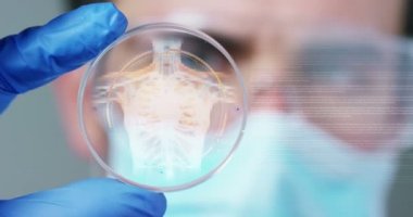 Bir doktor, cerrah, bir teknolojik inceliyor dijital holografik plaka temsil hastanın vücut, kalp akciğer, kaslar, kemikler. Konsept: Futuristik tıp, insan vücudu ve gelecek.