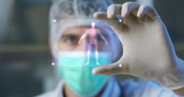 Bir doktor, cerrah, bir teknolojik inceliyor dijital holografik plaka temsil hastanın vücut, kalp akciğer, kaslar, kemikler. Konsept: Futuristik tıp, insan vücudu ve gelecek.
