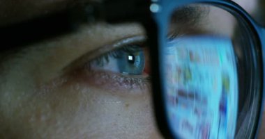 office akşamları, kontrol ve güvenlik kere görüntülendi, güvenlik, internet web uygulaması kavramı çalışırken makro gözleri sörfçü ve ofis çalışanı, sigorta komisyoncusu, işkolik, web.