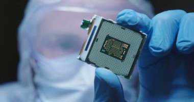 Ultra Modern elektronik imalat fabrikası tasarım mühendisi olarak steril Coverall tutan mikro yongasında fütüristik holografi sembolleri ile