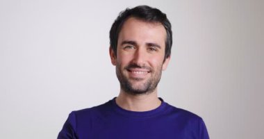 Sadece yeni ev satın aldı ve hareket ediyor ve anahtarlık ile yeni evin anahtarları bir ev şeklinde göstermek için mutlu bir kadın portresi. Kavramı: gelecekte, yeni ev, ipotek