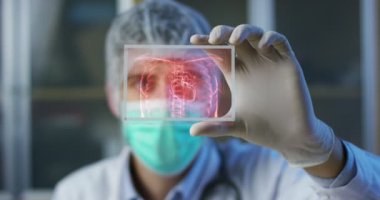 Bir doktor, cerrah, bir teknolojik inceliyor dijital holografik plaka temsil hastanın vücut, kalp akciğer, kaslar, kemikler. Konsept: Futuristik tıp, insan vücudu ve gelecek.
