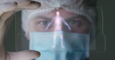 Bir doktor, cerrah, bir teknolojik inceliyor dijital holografik plaka temsil hastanın vücut, kalp akciğer, kaslar, kemikler. Konsept: Futuristik tıp, insan vücudu ve gelecek.