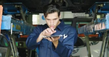 Önünde bir parmak ile dokunur bir garaj bir mekanik grafik uygulama için görüntü. Artırılmış gerçeklik kavramı, grafik, mekanik, servis ve bakım uygulamaları.