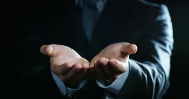 elleri ile gesturing işadamı kırpılmış video, veren ve gösteren 