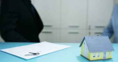 Sigorta ve yatırım bankacılığı. Yatırımcılar için risksiz politika ve güvenli yatırımlar kavramı. İş güvenliği başarısı ve kiralık ya da satılık konutlar. El sıkışma evi.