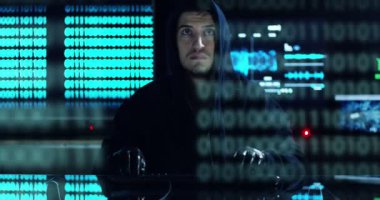 Hacker sistemi güvenlik şifresini bulmak için kodları ve numaraları kullanarak girmek için çalışır. Hacker oturum açma bilgilerini çalmak için yazılım girer. Konsept: üstün teknoloji, Artırılmış gerçeklik