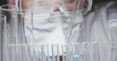 Laboratuvarda deney yapan erkek bilim adamının yakın çekim