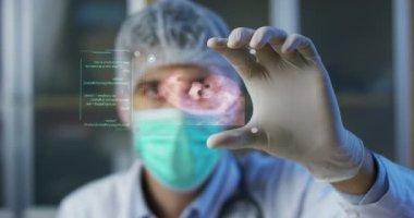 Bir doktor, cerrah, bir teknolojik inceliyor dijital holografik plaka temsil hastanın vücut, kalp akciğer, kaslar, kemikler. Konsept: Futuristik tıp, insan vücudu ve gelecek.