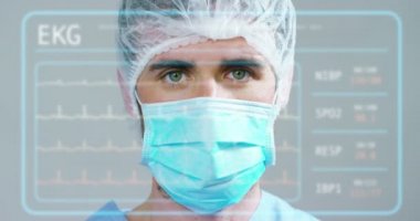 Bir doktor, cerrah, bir teknolojik inceliyor dijital holografik plaka temsil hastanın vücut, kalp akciğer, kaslar, kemikler. Konsept: Futuristik tıp, insan vücudu ve gelecek.