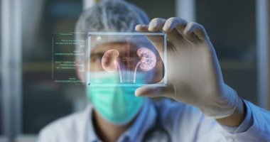 Bir doktor, cerrah, bir teknolojik inceliyor dijital holografik plaka temsil hastanın vücut, kalp akciğer, kaslar, kemikler. Konsept: Futuristik tıp, insan vücudu ve gelecek.