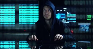 Hacker sistemi güvenlik şifresini bulmak için kodları ve numaraları kullanarak girmek için çalışır. Hacker oturum açma bilgilerini çalmak için yazılım girer. Konsept: üstün teknoloji, Artırılmış gerçeklik