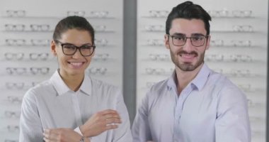iki ophthalmologists doktorlar, kadın ve erkek optik eşya, insanların silah ile ağır çekim video geçti 