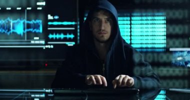 Hacker sistemi güvenlik şifresini bulmak için kodları ve numaraları kullanarak girmek için çalışır. Hacker oturum açma bilgilerini çalmak için yazılım girer. Konsept: üstün teknoloji, Artırılmış gerçeklik