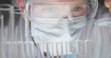 Laboratuvarda deney yapan erkek bilim adamının yakın çekim