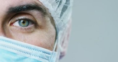 Gururlu görünen bir doktor ya da cerrahın portresi. Klinikteki ya da hastanedeki işinden dolayı mutlu ve gülümsüyor. Konsept: doktor, hasta bakımı, hastanelerde veya özel kliniklerde sağlık ve sağlık