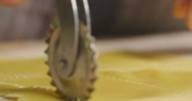 Eski İtalyan geleneğe göre ev yapımı makarna hazırlama bir şef Close-up. Kavramı: gelenek, taze makarna, Italyan Mutfagi.